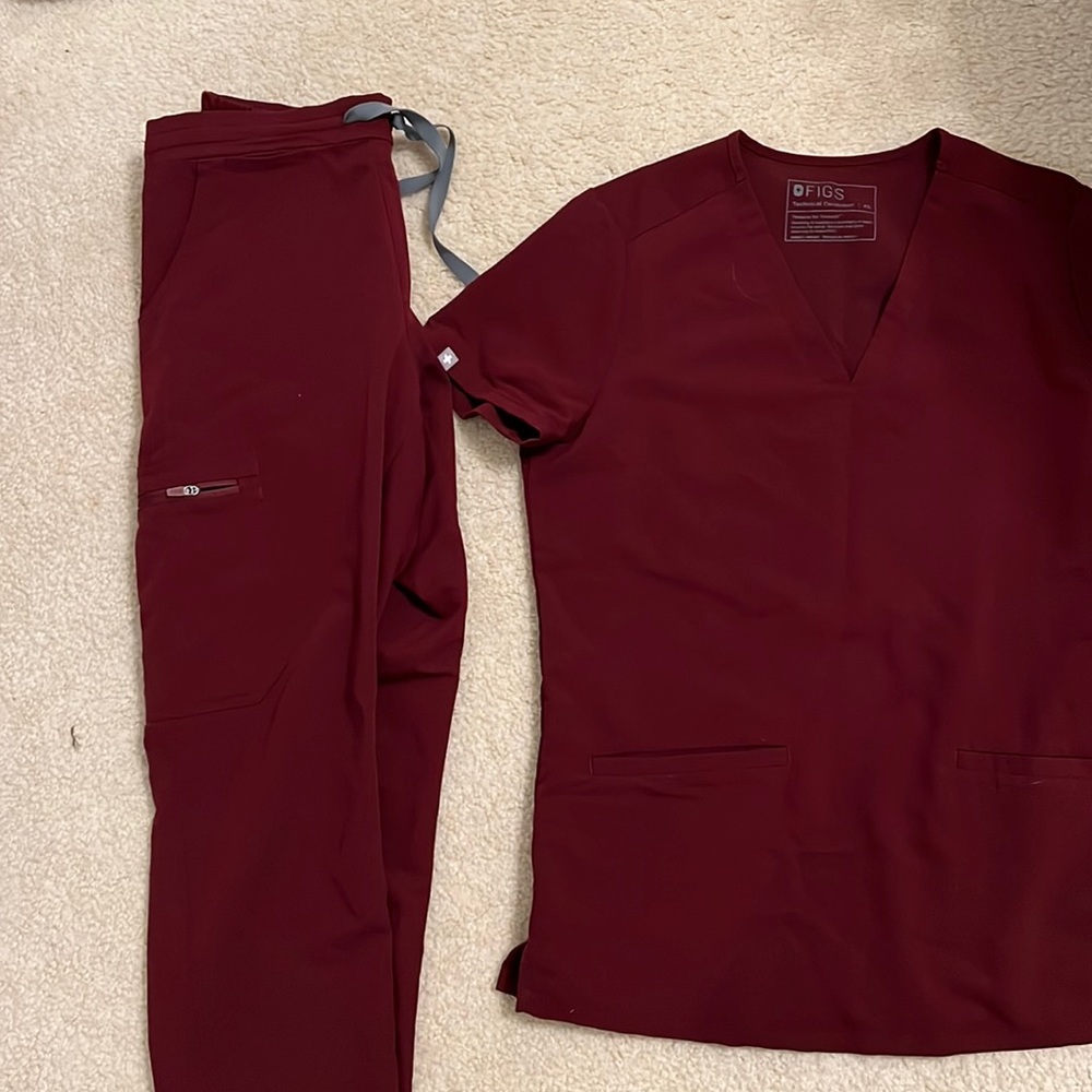 Figs burgundy set, top and bottom